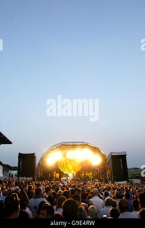 Pferderennen - Epsom Live! Mit UB40 - Epsom Downs Racecourse. UB40 unterhalten das Publikum im Epsom Stockfoto