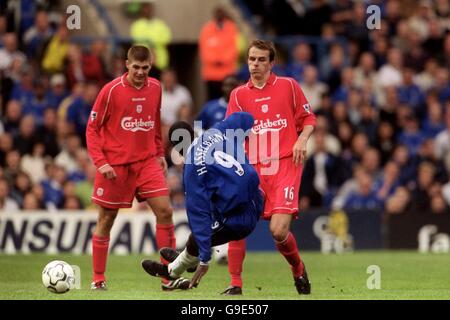 Chelsea's Jimmy Floyd Hasselbaink (c) fliegt mit einer zwei Footed Challenge auf Liverpools Dietmar Hamann (r) Stockfoto