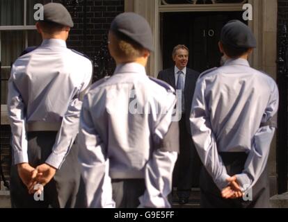 Der britische Premierminister Tony Blair trifft Kadetten aus 134 (Bedford) Geschwader des Air Training Corps, nachdem sie im Jahr zuvor gefragt hatten, ob sie in Downing Street umziehen könnten. Stockfoto