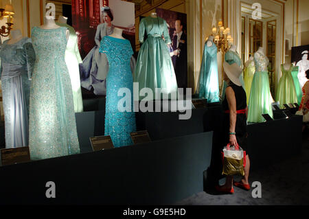 Kleider aus Kleid für den Anlass, eine Ausstellung von Abendkleider und Schmuck getragen von Königin Elizabeth II. bei staatlichen Anlässen auf dem Display in der Prunkräume im Buckingham Palace, London für Sommer Eröffnung ab morgen. Stockfoto