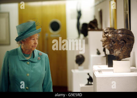 Die britische Königin Elizabeth II sieht eine Skulptur des Künstlers David Cregeen ihres Sohnes, der Prince Of Wales, während ihres Besuchs zu Royal Commonwealth Society (RCS) im Zentrum von London aus. Stockfoto