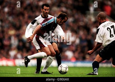 Fußball - FA Carling Premiership - West Ham United / Manchester United. Paolo Di Canio von West Ham United wird von Ryan Giggs (L) und Mikael Silvestre (R) von Manchester United unter Druck gesetzt Stockfoto