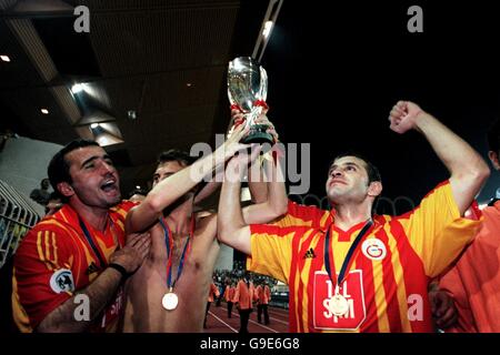 Fußball - UEFA Super Cup - Real Madrid / Galatasaray. Gheorghe Hagi (l) und Fatih Akyel (r) von Galatasaray halten den UEFA Super Cup in den Griff Stockfoto