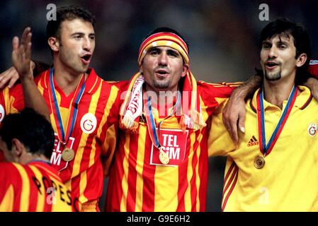 Galatasarays Gheorghe Hagi (c) und Akyel Fatih (l) feiern den Sieg Der UEFA Super Cup Stockfoto