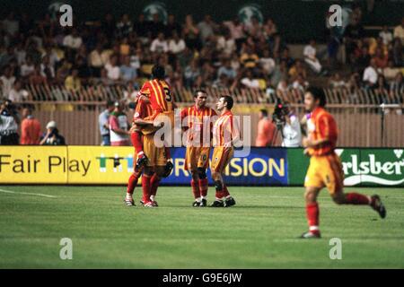 Galatasaray's Jardel (l, halb versteckt) wird von den Teamkollegen Bulent Korkmaz, Gheorghe Hagi und Okan Buruk zum Tor zum ersten Tor vom Strafpunkt gratuliert Stockfoto