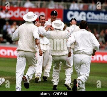 England Spieler eilen, um Craig White zu gratulieren Brian Lara von West Indies Stockfoto