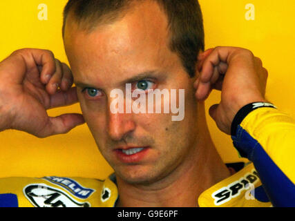 Colin Edwards aus den USA war vor einer Trainingseinheit im Donnington Park vor dem britischen Moto GP morgen in den Boxen. Stockfoto