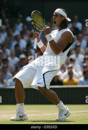 Tennis - Wimbledon Championships 2006 - All England Club - Dritte Runde der Männer - Andre Agassi gegen Rafael Nadal. Der spanische Rafael Nadal feiert den Sieg im ersten Satz gegen Andre Agassi, den US-Amerikaner Stockfoto