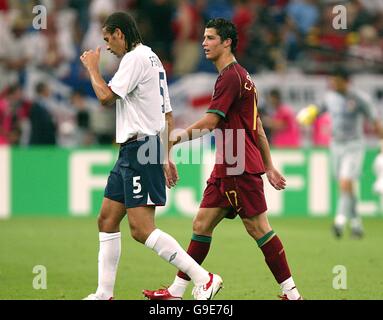 Fußball - FIFA Fußball-Weltmeisterschaft Deutschland 2006 - Viertelfinale - England gegen Portugal - AufSchalke Arena. Der englische Rio Ferdinand und der portugiesische Cristiano Ronaldo, Mannschaftskollegen von Manchester United Stockfoto