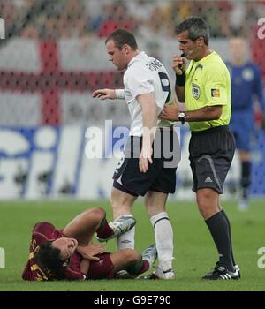 Englands Wayne Rooney Briefmarken auf Alberto Ricardo Carvalho. Stockfoto