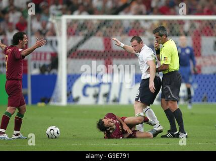 Englands Wayne Rooney Briefmarken auf Alberto Ricardo Carvalho Stockfoto