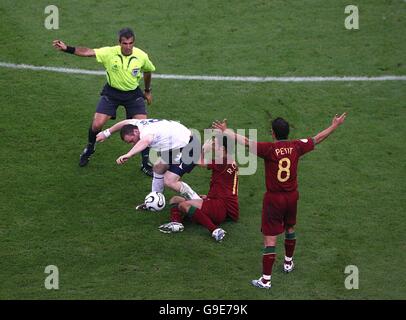 Fußball - FIFA Fußball-Weltmeisterschaft Deutschland 2006 - Viertelfinale - England gegen Portugal - AufSchalke Arena. Englands Wayne Rooney Briefmarken auf Portugals Alberto Ricardo Carvalho Stockfoto