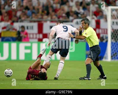 Englands Wayne Rooney stempelt auf Portugals Alberto Ricardo Carvalho Leading An seine Absendung durch Schiedsrichter Horacio Marcelo Elizondo Stockfoto