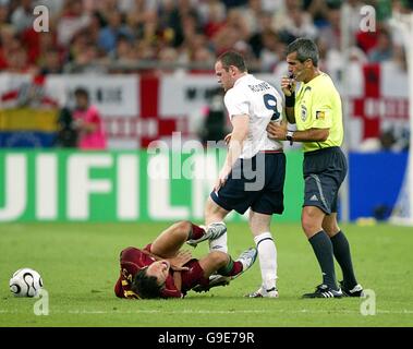 Fußball - FIFA Fußball-Weltmeisterschaft Deutschland 2006 - Viertelfinale - England gegen Portugal - AufSchalke Arena. Englands Wayne Rooney stempelt auf Portugals Alberto Ricardo Carvalho, was zu seiner Absendung führte Stockfoto