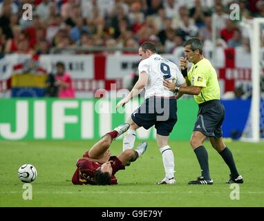 Englands Wayne Rooney stempelt auf Portugals Alberto Ricardo Carvalho Leading An seine Absendung durch Schiedsrichter Horacio Marcelo Elizondo Stockfoto