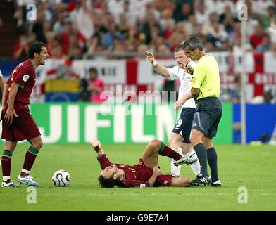 Fußball - FIFA Fußball-Weltmeisterschaft Deutschland 2006 - Viertelfinale - England gegen Portugal - AufSchalke Arena. Englands Wayne Rooney stempelt auf Portugals Alberto Ricardo Carvalho, was zu seiner Absendung führte Stockfoto