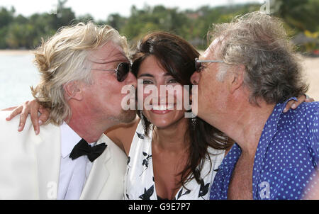 Virgin Atlantic Boss Sir Richard Branson (links), die italienische Schauspielerin Caterina Murino, die solange im kommenden James Bond Film Casino Royale spielt, und Plattenboss Chris Blackwell, Goldeneye, die ehemalige jamaikanische Heimat des Bond-Schöpfers Ian Fleming, in Montego Bay, Jamaika, gehört der Fluggesellschaft auf ihrer ersten Reise auf die Insel. Heute wurde bekannt gegeben, dass Branson eine Cameo-Rolle im Bond-Film spielen wird. Stockfoto