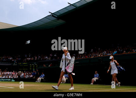 Tennis - Wimbledon Championships 2006 - All England Club - Viertelfinale - Maria Sharapova gegen Elena Dementieva. Maria Sharapova geht vor ihrem Spiel gegen Elena Dementieva auf den Mittelplatz Stockfoto