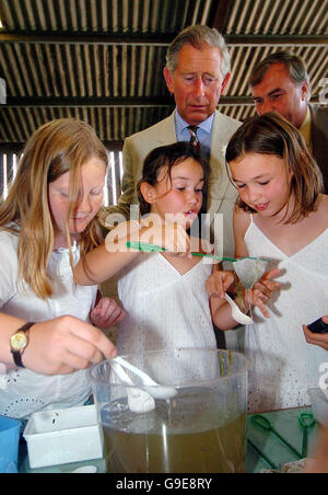 Der Prinz von Wales beobachtet die Ergebnisse einer Teichtauchexpedition von Lowri Morris, Delyth und Ffion Williams vom Pontbren Rural Care Projekt während eines Besuchs auf der Bellan Farm in Powys, Wales, am dritten Tag einer Sommertour durch das Land. Stockfoto