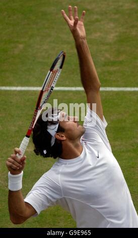 Der Schweizer Roger Federer steht während des Halbfinalmatches der Herren im Einzel während der All England Lawn Tennis Championships in Wimbledon gegen den Schweden Jonas Bjorkman. Stockfoto