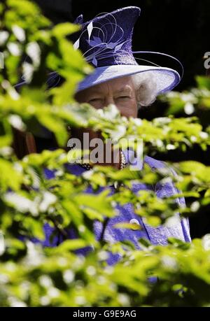 Queen Elizabeth II. Bei der Enthüllung eines Gartens, der der verstorbenen Queen Mother im Royal Botanic Gardens in Edinburgh gewidmet ist. Stockfoto