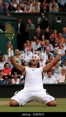 Der Spanier Rafael Nadal feiert seinen Sieg gegen den zypriotischen Marcos Baghdatis während des Halbfinalmatches der Männer bei den All England Lawn Tennis Championships in Wimbledon. Stockfoto