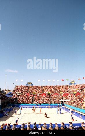 Zuschauer beobachten, wie das Heimteam Australien die USA in den USA aufführt Das Beach Volleyball Center am Bondi Beach Stockfoto