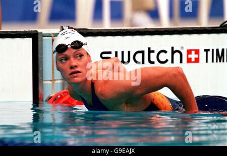 Schwimmen - Olympische Spiele 2000 in Sydney - 100 m Schmetterling der Frauen - Qualifying Heat. Die niederländische Inge de Bruijn überprüft ihre Zeit auf der Uhr Stockfoto