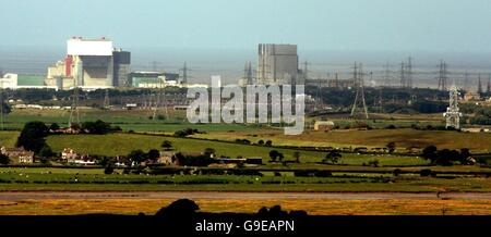 Energiepläne der Regierung. Eine Gesamtansicht des Kernkraftwerk Heysham mit Strommasten im Vordergrund. Stockfoto