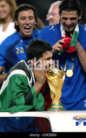 Fußball - FIFA Fußball-Weltmeisterschaft Deutschland 2006 - Finale - Italien gegen Frankreich - Olympiastadion - Berlin. Der Italiener Gennaro Gattuso küsst die FIFA-Weltmeisterschaft Stockfoto