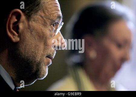 Großbritanniens Außenministerin Margaret Beckett (rechts) hört zu, wie EU-Außenpolitikchef Javier Solana während einer Pressekonferenz im Außenministerium in London spricht. Stockfoto