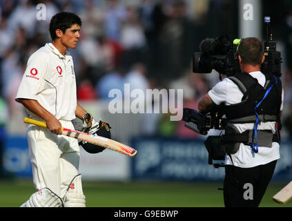 Cricket - npower First Test - England / Pakistan - Lord's. Der englische Alastair Cook verlässt das Feld am Ende des Tages, nachdem er sein Jahrhundert vollendet hat Stockfoto