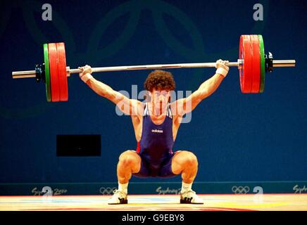 Olympische Spiele 2000 in Sydney – Gewichtheben – 62 kg für Männer. Kroatiens Nikolay Pechalov in Aktion Stockfoto