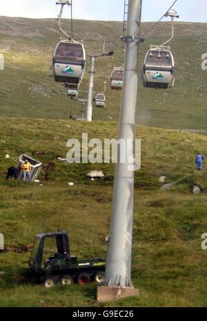 Ein Bild von einem Touristen der Szene wo wurden fünf Menschen, darunter ein Kind verletzt, nachdem sie an einem Berghang ein entgleister Seilbahn (Foto links) bei einem Touristenort heute von stürzte aufgenommen. Zwei Gondeln werden gedacht, um im Resort Nevis Range in der Nähe von Fort William in den Highlands kollidiert sind. Stockfoto