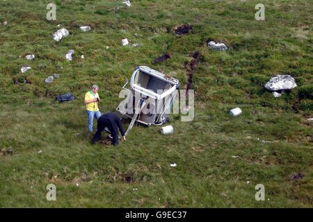 Ein Tourist-Foto von der Szene, wo fünf Menschen, darunter ein Kind verletzt wurden, nachdem sie auf einem Berghang von eine entgleiste Seilbahn in einem Touristenort heute stürzte. Zwei Gondeln werden gedacht, um im Resort Nevis Range in der Nähe von Fort William in den Highlands kollidiert sind. Stockfoto