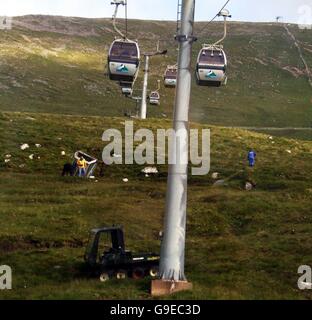 Ein Tourist-Foto von der Szene, wo fünf Menschen, darunter ein Kind verletzt wurden, nachdem sie auf einem Berghang von eine entgleiste Seilbahn in einem Touristenort heute stürzte. Zwei Gondeln werden gedacht, um im Resort Nevis Range in der Nähe von Fort William in den Highlands kollidiert sind. Stockfoto