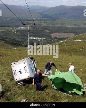 Gesundheits- und Sicherheitsbeamte und Polizeibeamte inspizieren eine gefallene Gondel, die gestern auf eine Bergseite stürzte und fünf Menschen im Skigebiet Nevis Range in der Nähe von Fort William in den schottischen Highlands verletzte. Stockfoto