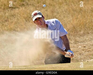 Der englische Nick Faldo spielt während eines Trainings im Royal Liverpool Golf Club, Hoylake, aus einem Bunker auf dem 9. Loch. Stockfoto