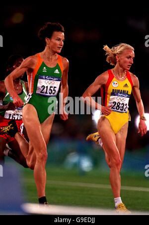 Irlands Silbermedaillengewinnerin Sonia O'Sullivan (L) versucht es zu versuchen Gabriela Szabo (R) Stockfoto