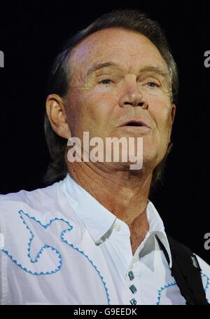 Glenn Campbell im Konzert Stockfoto