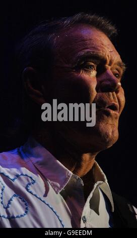 Der amerikanische Country- und Western-Sänger Glenn Campbell tritt im Hammersmith Apollo in London auf. Stockfoto