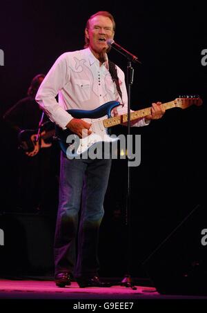 Glenn Campbell im Konzert Stockfoto