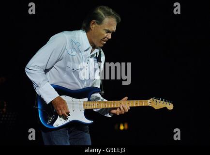 Glenn Campbell in Concert. Der amerikanische Country- und Western-Sänger Glenn Campbell tritt im Hammersmith Apollo, London, auf. Stockfoto