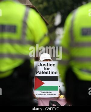 Anti-Kriegs-Demonstranten zeigen, dass außen Devonshire Park Lawn Tennis Club in Eastbourne, Sussex, co-Incide mit den Davis Cup Tennis Championships in Großbritannien spielen Israel es dieses Wochenende statt. Stockfoto