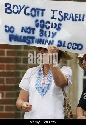 Anti-Kriegs-Demonstranten zeigen, dass außen Devonshire Park Lawn Tennis Club in Eastbourne, Sussex, co-Incide mit den Davis Cup Tennis Championships in Großbritannien spielen Israel es dieses Wochenende statt. Stockfoto