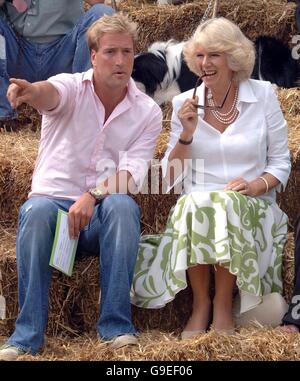 Die Herzogin von Cornwall plaudert mit dem TV-Moderator Ben Fogle während der Bowood Dog Show und Country Fair in Wiltshire, wo sie später dem heroischsten Hund einen Preis überreicht. Stockfoto