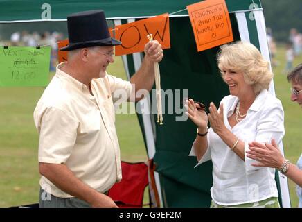 Die Herzogin von Cornwall applaudiert bei einem Besuch der Bowood Dog Show und Country Fair in Wiltshire einem Zauberseiltrick. Stockfoto