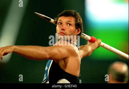 Olympische Spiele 2000 in Sydney - Leichtathletik - Zehnkampf der Männer - Javelin. Estlands Erki Nool nimmt seinen Wurf Stockfoto