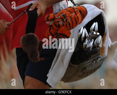 Golf - die 135. Open Championship 2006 - Tag drei - Royal Liverpool - Hoylake. Tiger Woods Caddy Steve Williams trägt seine Tasche Stockfoto