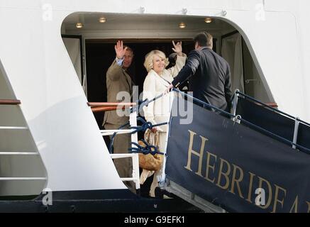 Der Prinz von Wales und die Herzogin von Cornwall winken, als sie in Kyle of Lochalsh das Boot der Hebriden Princess besteigen, um sich der Königin in ihren Sommerferien anzuschließen. Stockfoto